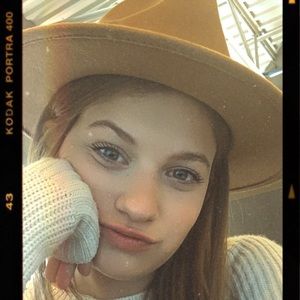 Meet your Posher, Danielle